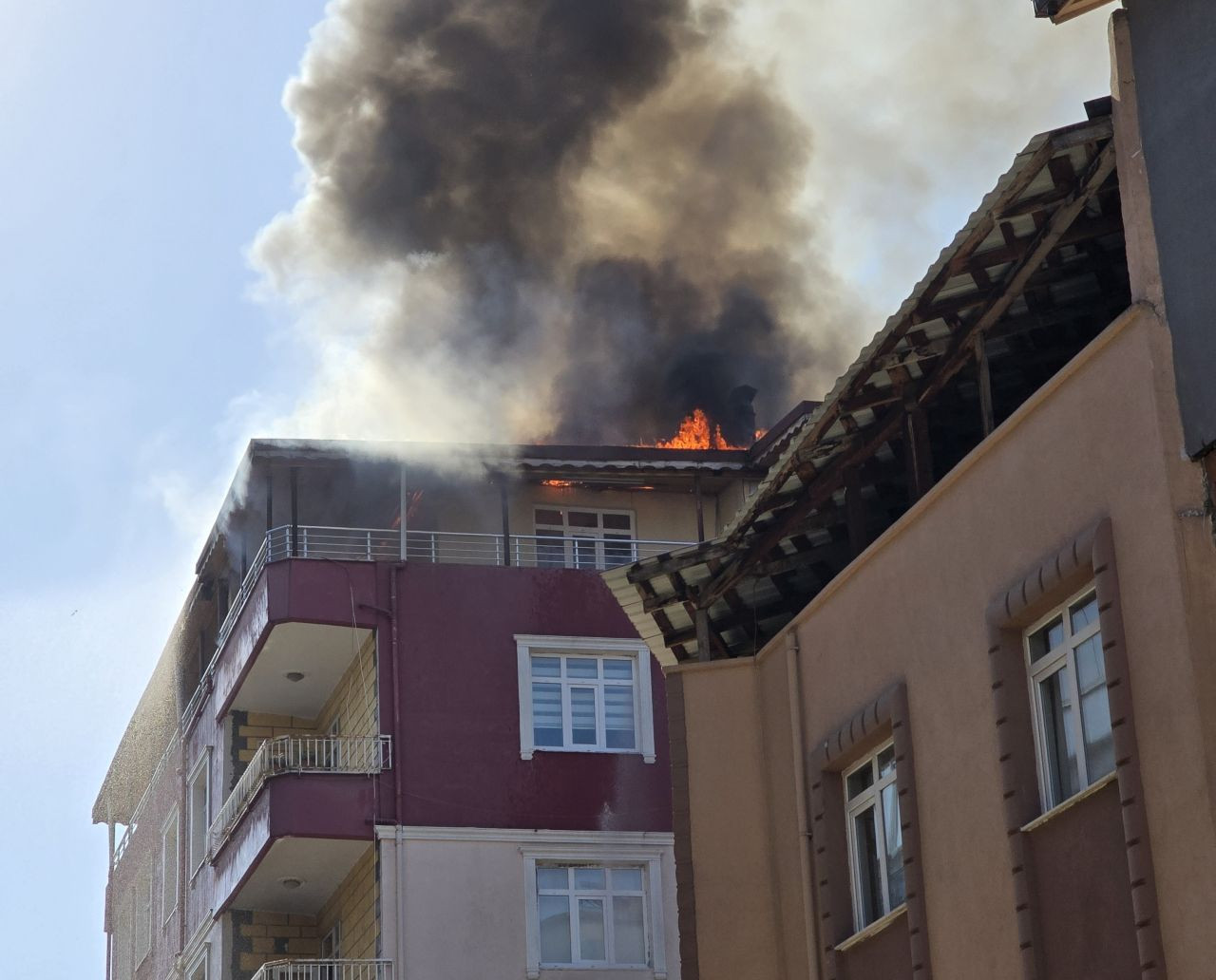 Tamir sırasında tutuşan çatı, alevlere teslim oldu - Sayfa 4