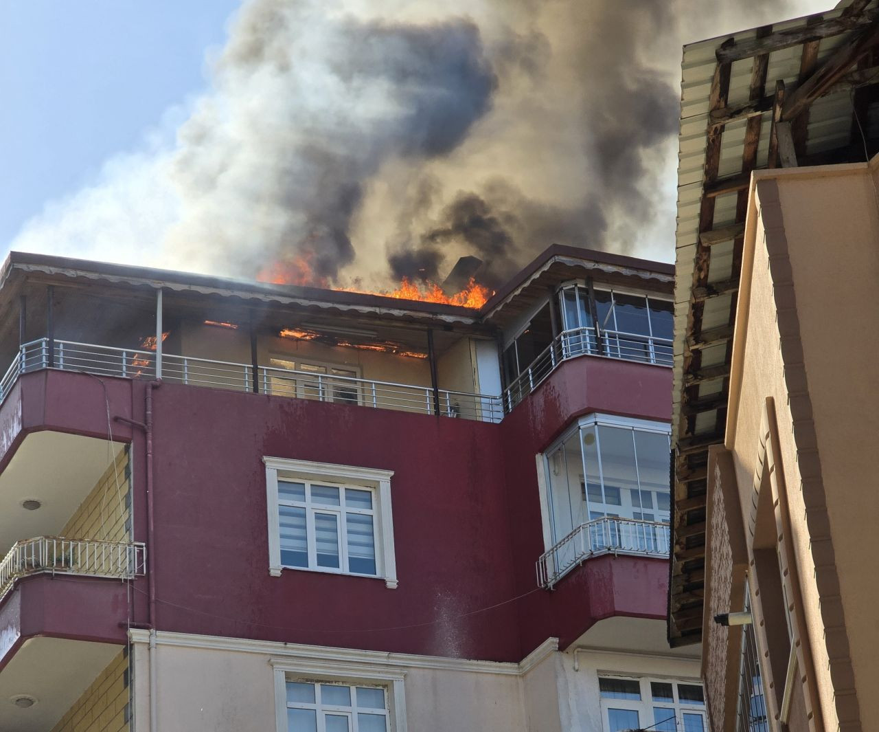 Tamir sırasında tutuşan çatı, alevlere teslim oldu - Sayfa 3