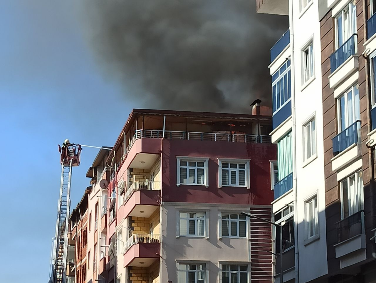 Tamir sırasında tutuşan çatı, alevlere teslim oldu - Sayfa 2