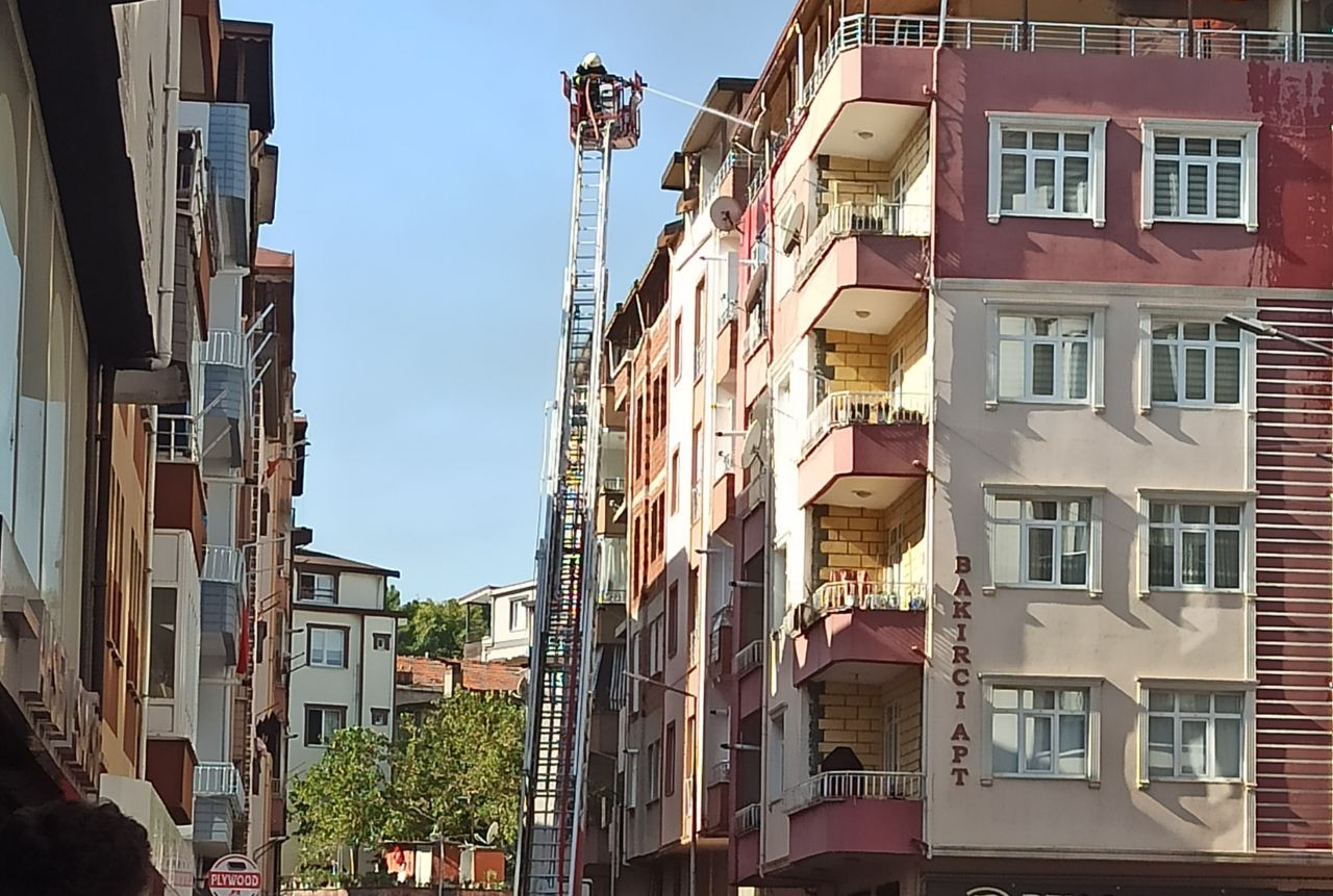 Tamir sırasında tutuşan çatı, alevlere teslim oldu - Sayfa 1