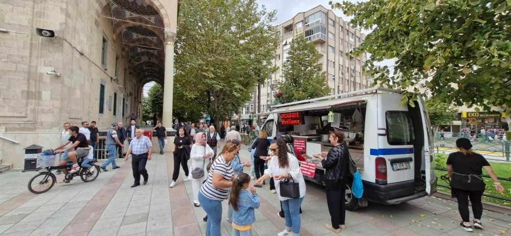 Eskişehir'de İkbal Uzuner ve Ayşenur Halil hayrına lokma dağıtıldı - Sayfa 2