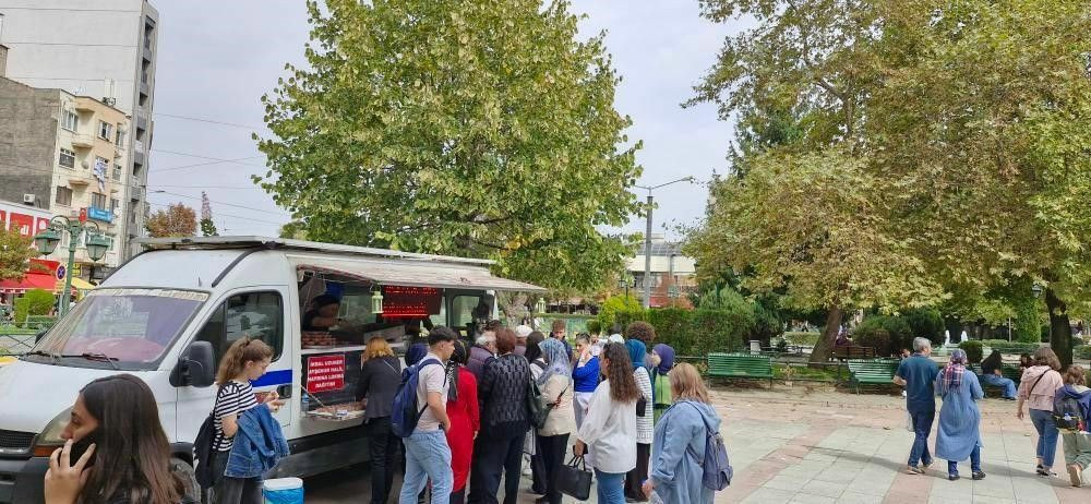 Eskişehir'de İkbal Uzuner ve Ayşenur Halil hayrına lokma dağıtıldı - Sayfa 1