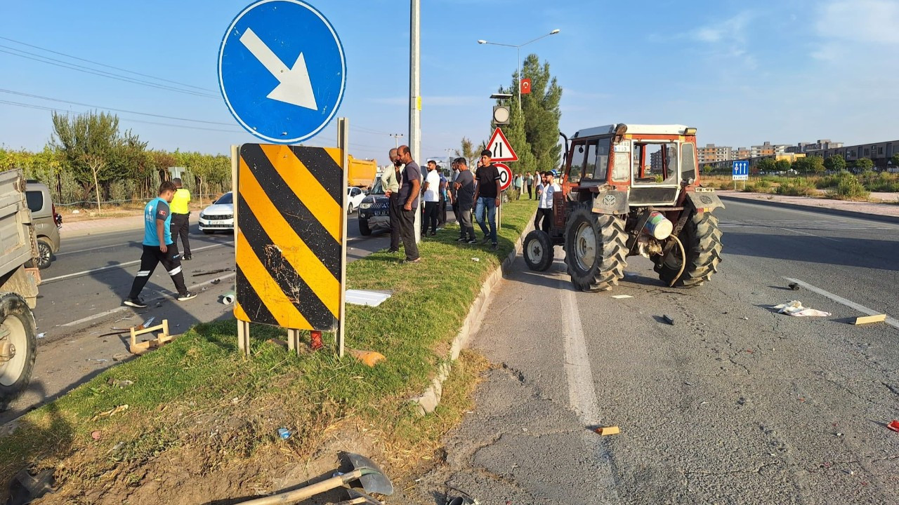 Batman'da Traktör ve Kamyonet Çarpıştı: 3 Kişi Yaralandı