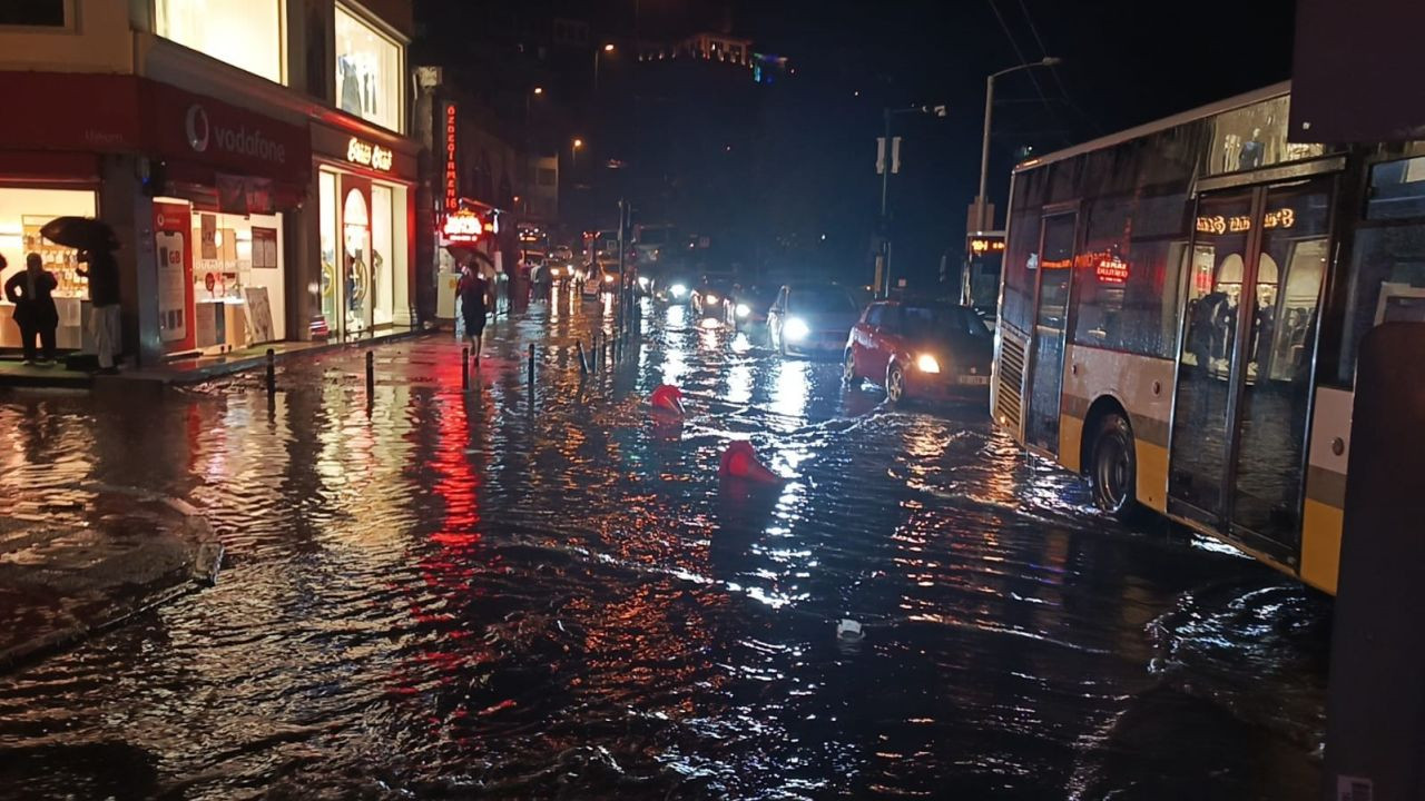 Bursa'da Sağanak Yağmur Cadde ve Sokakları Adeta Göl Haline Getirdi - Sayfa 4