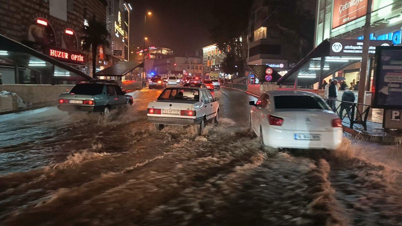 Bursa'da Sağanak Yağmur Cadde ve Sokakları Adeta Göl Haline Getirdi - Sayfa 2