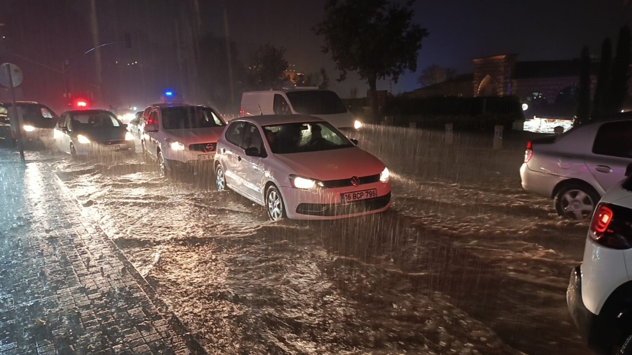 Bursa'da Sağanak Yağmur Cadde ve Sokakları Adeta Göl Haline Getirdi