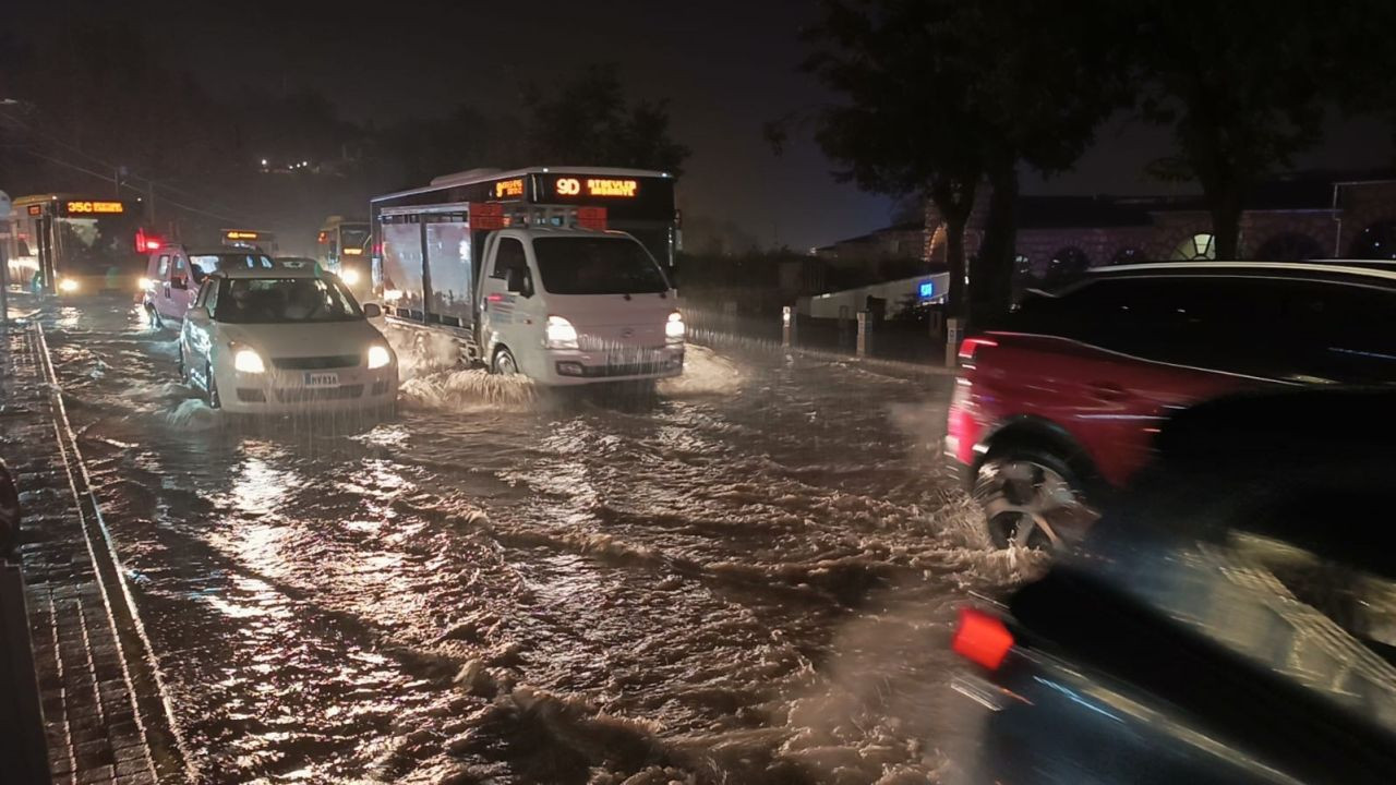 Bursa'da Sağanak Yağmur Cadde ve Sokakları Adeta Göl Haline Getirdi - Sayfa 1