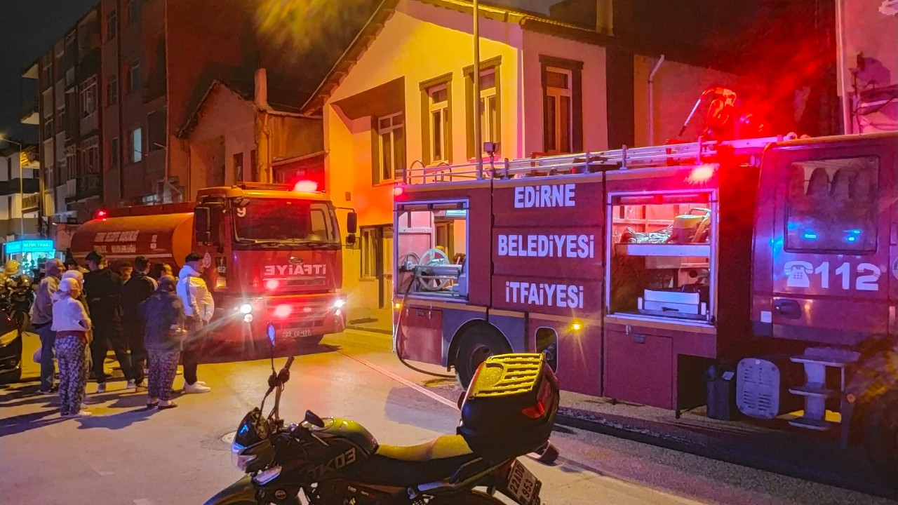 Edirne'de Yangın Korkuttu: Tek Katlı Ev Kullanılamaz Hale Geldi