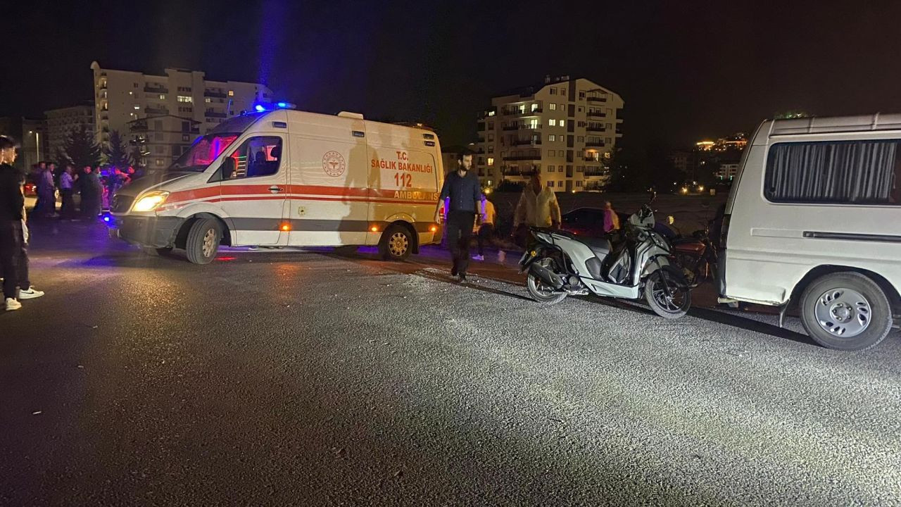 Antalya'da İki Motosikletin Çarpışması Sonucu: 1'i Ağır 2 Yaralı - Sayfa 1