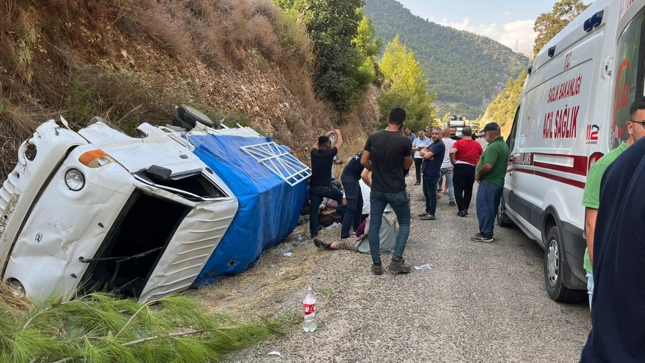 Antalya’da Yoldan Çıkan Kamyonet Devrildi: 1’i Ağır 8 Yaralı