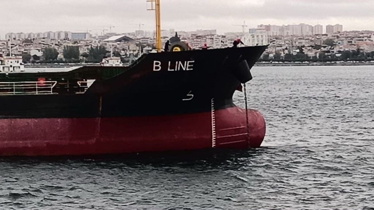 İstanbul Boğazında Arıza Yapan Kuru Yük Gemisi Ahırkapı'ya Çekildi