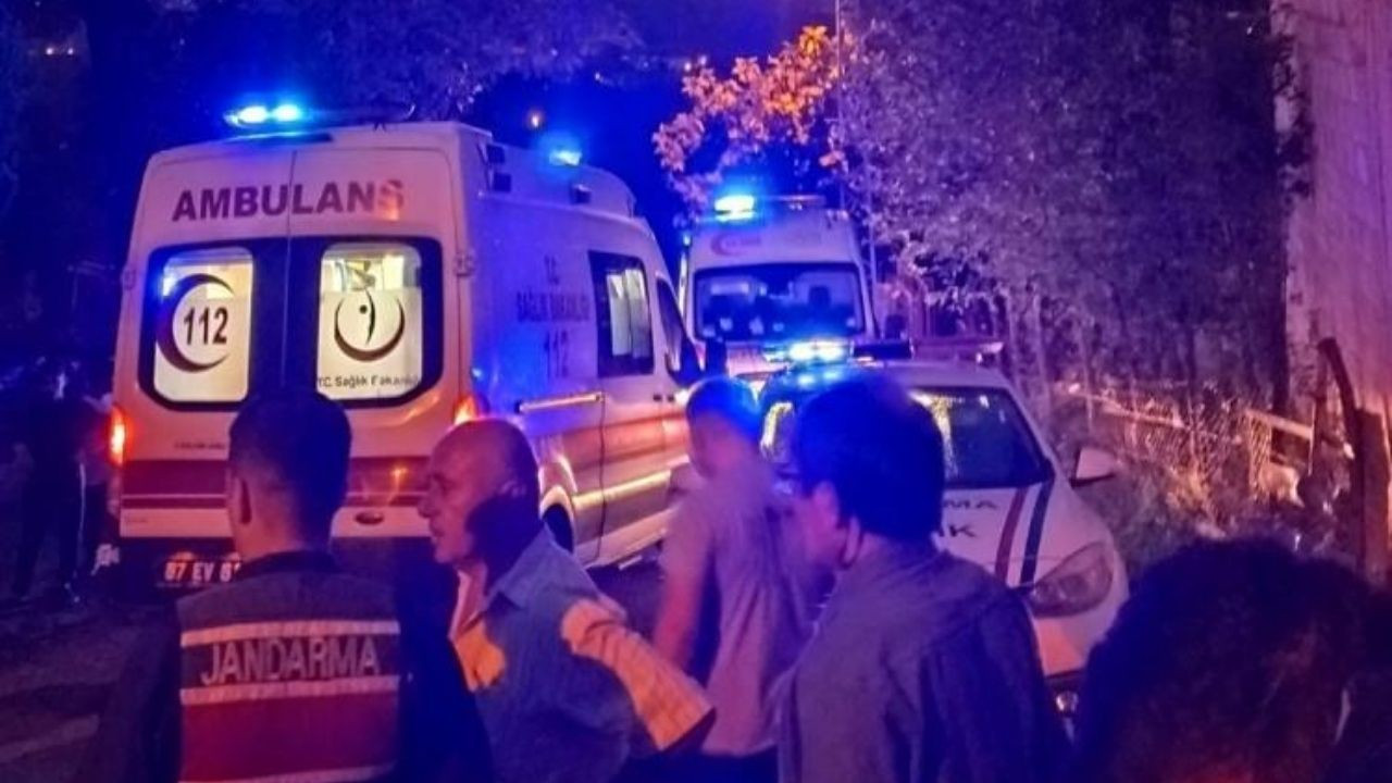 Zonguldak’ta Otomobil İstinat Duvarına Çarptı: 3 Yaralı!