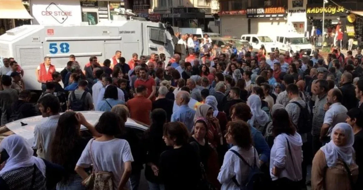 Diyarbakır'da Provokasyon: PKK Elebaşı Öcalan İçin Slogan Attılar - Sayfa 1