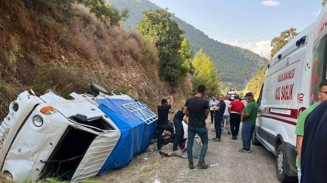 Antalya'da büyük  kaza 8 kişi yaralandı