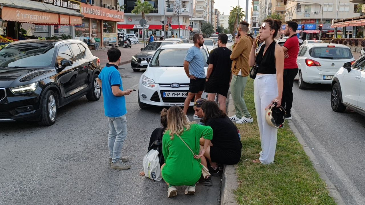 Önündeki Araç Durunca Panikleyen Genç Kız Motosikletiyle Kaza Yaptı - Sayfa 1