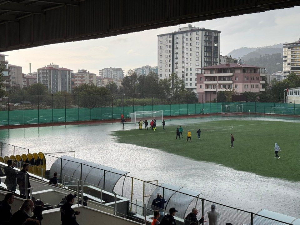 Artvin'de şiddetli yağış nedeniyle 3. Lig maçı ertelendi - Sayfa 1