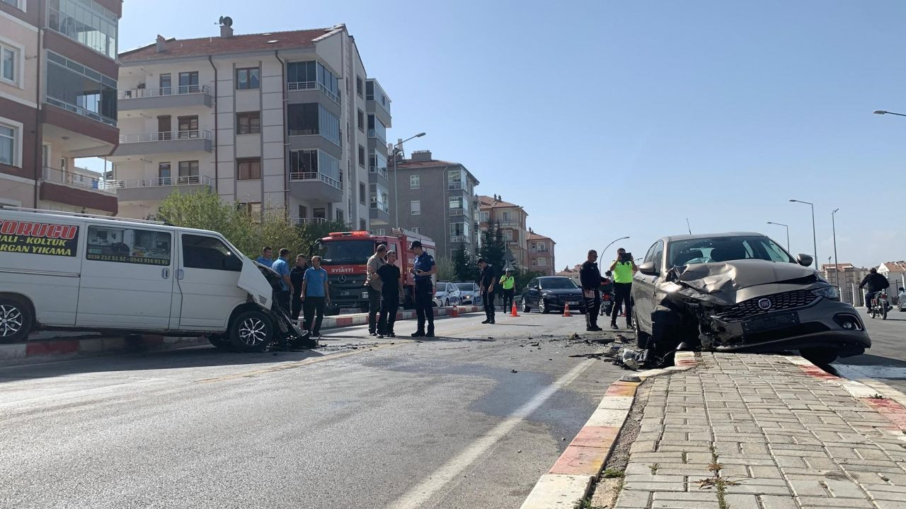 Karaman'da Kafa Kafaya Çarpışma: 6 Yaralı! - Sayfa 1