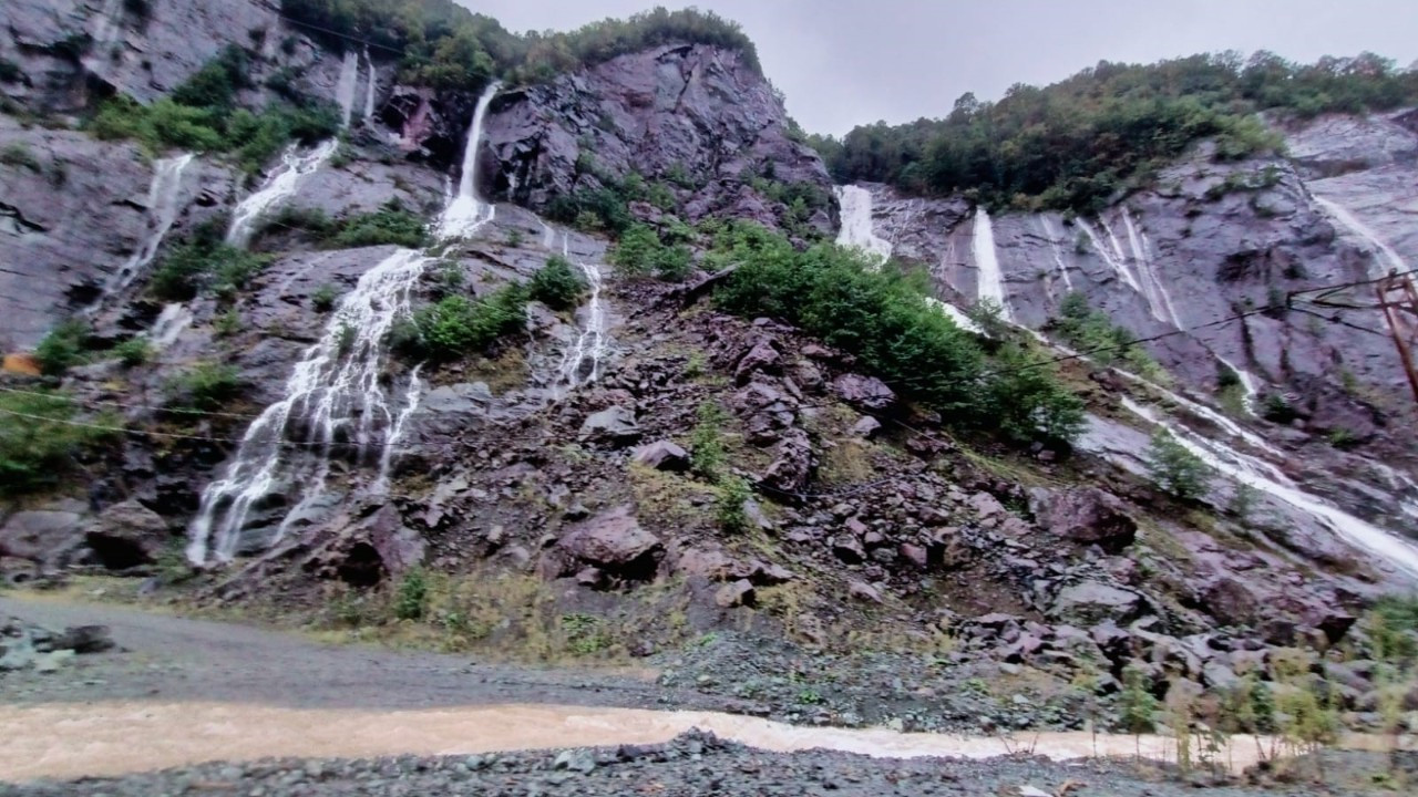 Artvin'de Şiddetli Yağışlar Sonrası Bazı Köy Yolları Kapandı