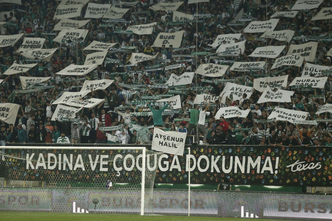 Bursaspor Taraftarlarından Kadın Cinayetlerine Karşı Pankartlı Mesaj - Sayfa 1