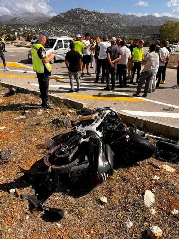 Antalya’da Motosiklet ile Hafif Ticari Araç Çarpıştı: 2 Yaralı - Sayfa 1