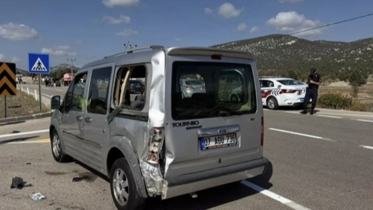 Antalya’da Motosiklet ile Hafif Ticari Araç Çarpıştı: 2 Yaralı