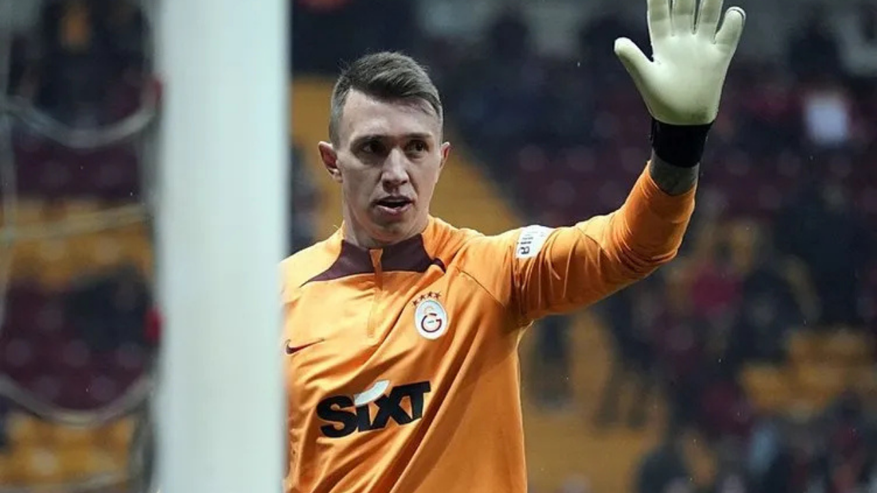 Son dakika haberi: Galatasaray'da bir devir sona eriyor! Muslera için bomba yorum: "Yenilen her golde..." - Sayfa 4