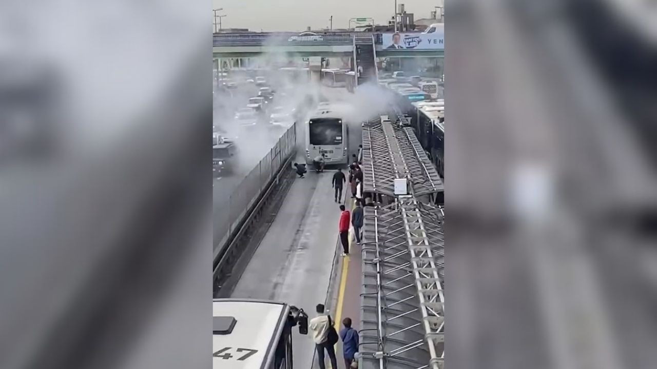 Sefaköy metrobüs durağında yangın korkuttu