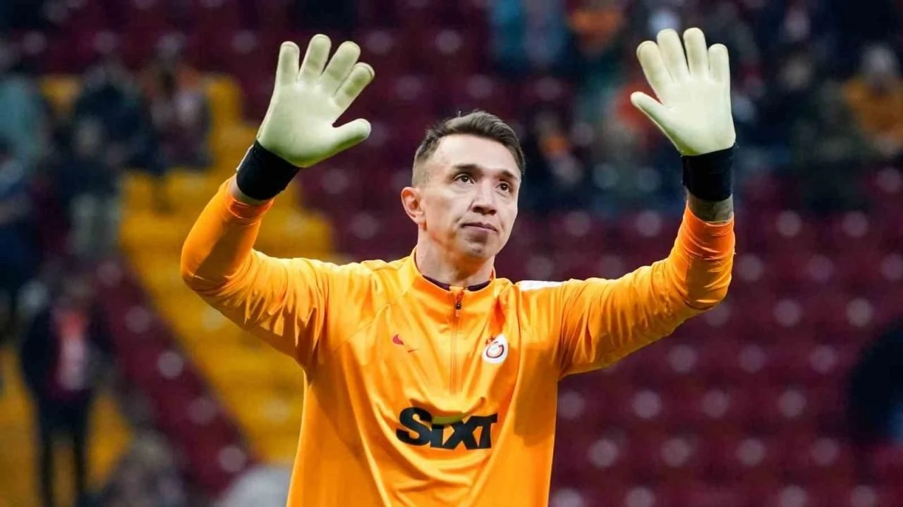 Son dakika haberi: Galatasaray'da bir devir sona eriyor! Muslera için bomba yorum: "Yenilen her golde..." - Sayfa 9