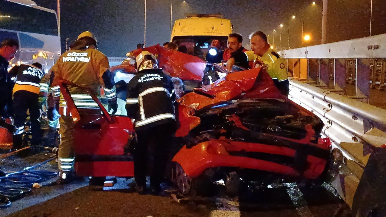 Otoyolda tıra arkadan çarpan otomobil hurdaya döndü: 4 yaralı - Sayfa 1