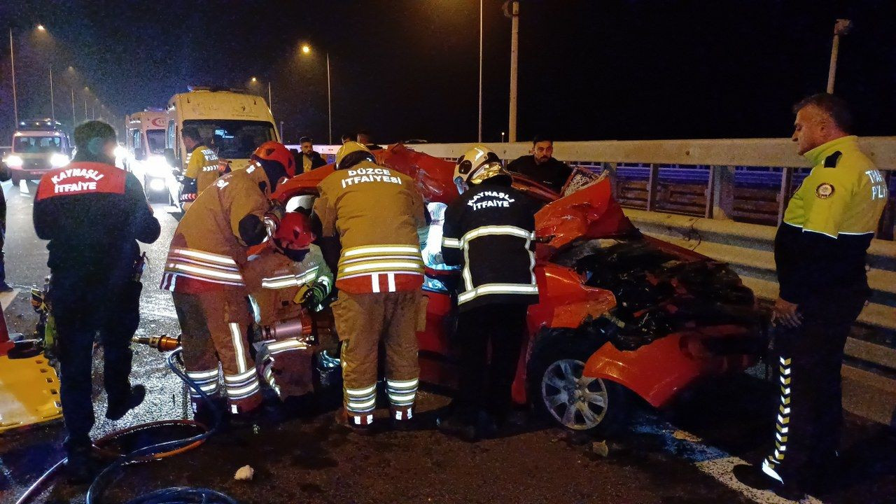 Otoyolda tıra arkadan çarpan otomobil hurdaya döndü: 4 yaralı - Sayfa 8