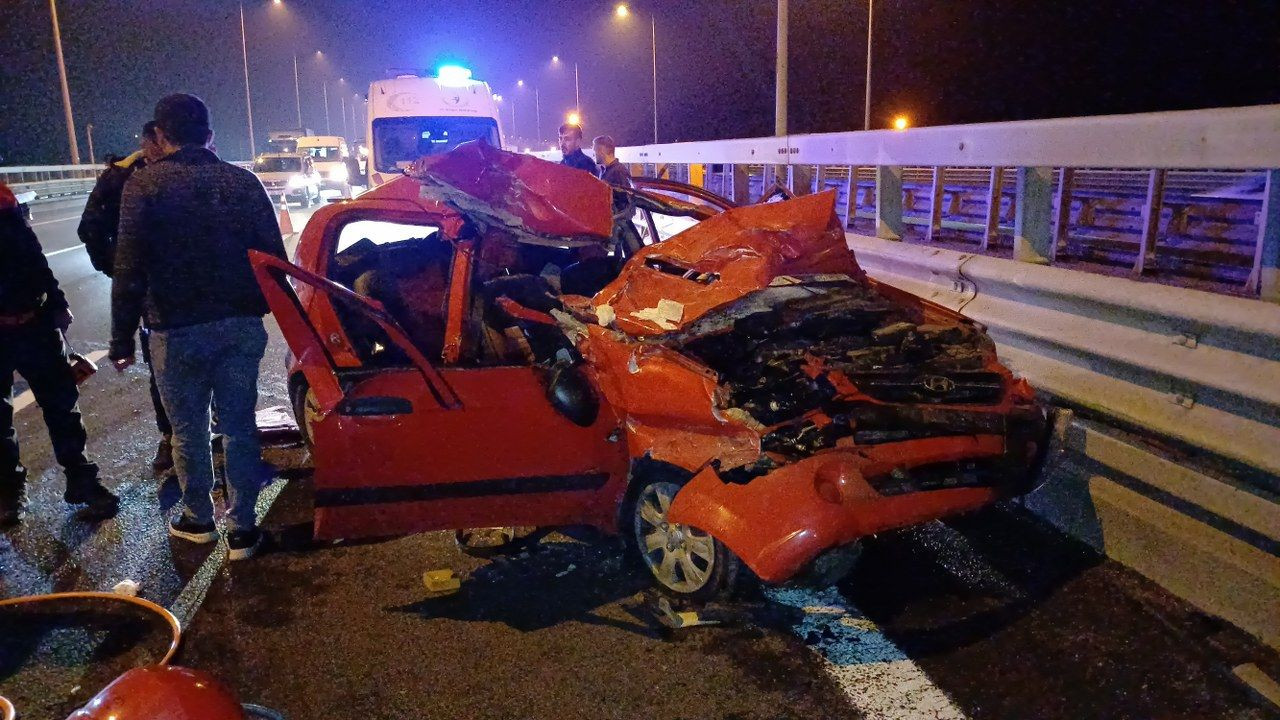 Otoyolda tıra arkadan çarpan otomobil hurdaya döndü: 4 yaralı - Sayfa 4