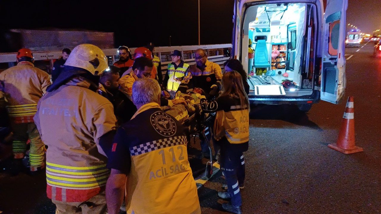 Otoyolda tıra arkadan çarpan otomobil hurdaya döndü: 4 yaralı - Sayfa 2