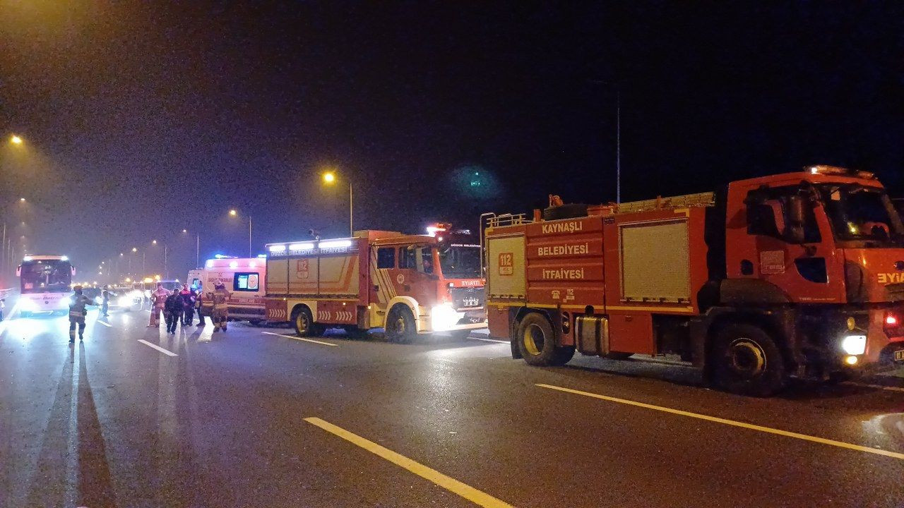 Otoyolda tıra arkadan çarpan otomobil hurdaya döndü: 4 yaralı - Sayfa 7