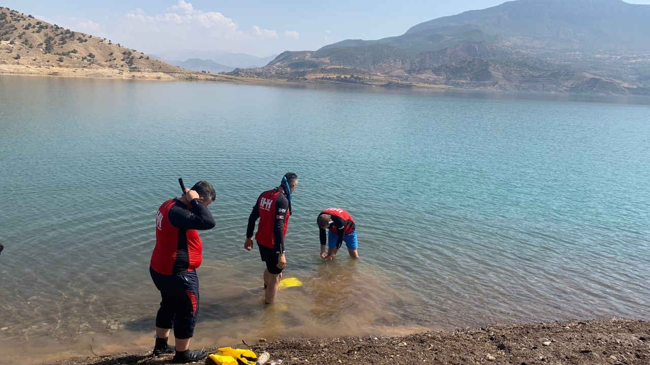 Siirt'te  araç akıntıya kapıldı