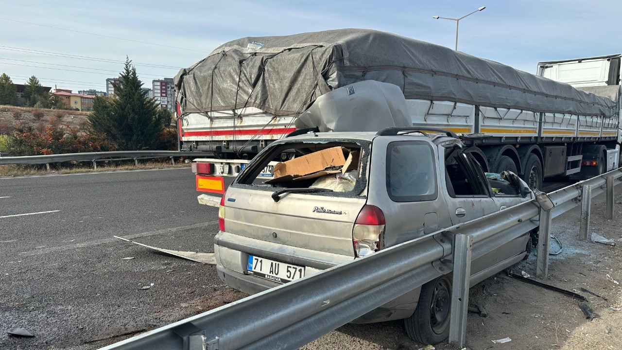 Park Halindeki Tıra Çarpan Otomobilde 2 Ölü, 3 Yaralı