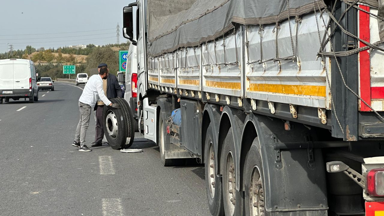 Park Halindeki Tıra Çarpan Otomobilde 2 Ölü, 3 Yaralı - Sayfa 1