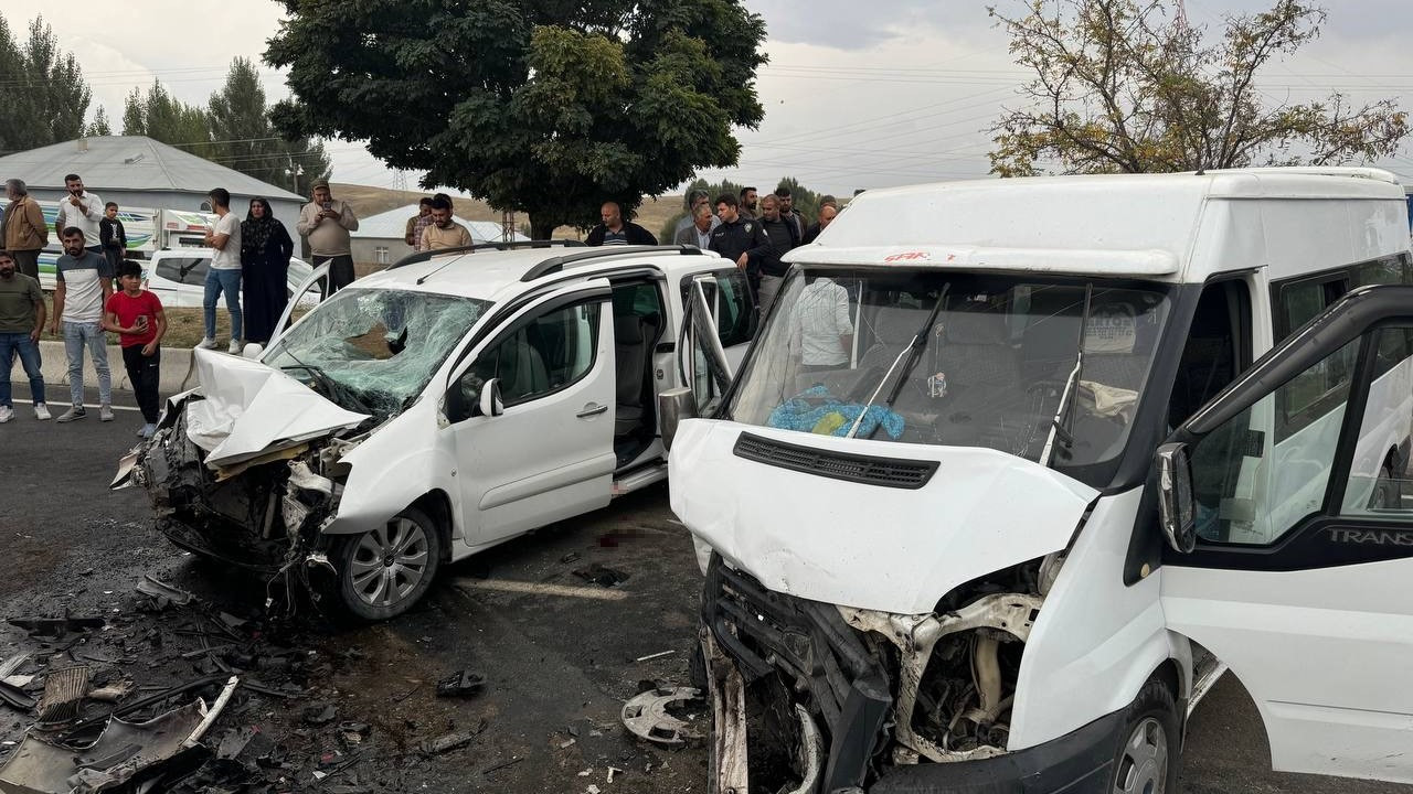 Ağrı'da Korkunç Trafik Kazası: 10 Kişi Yaralandı