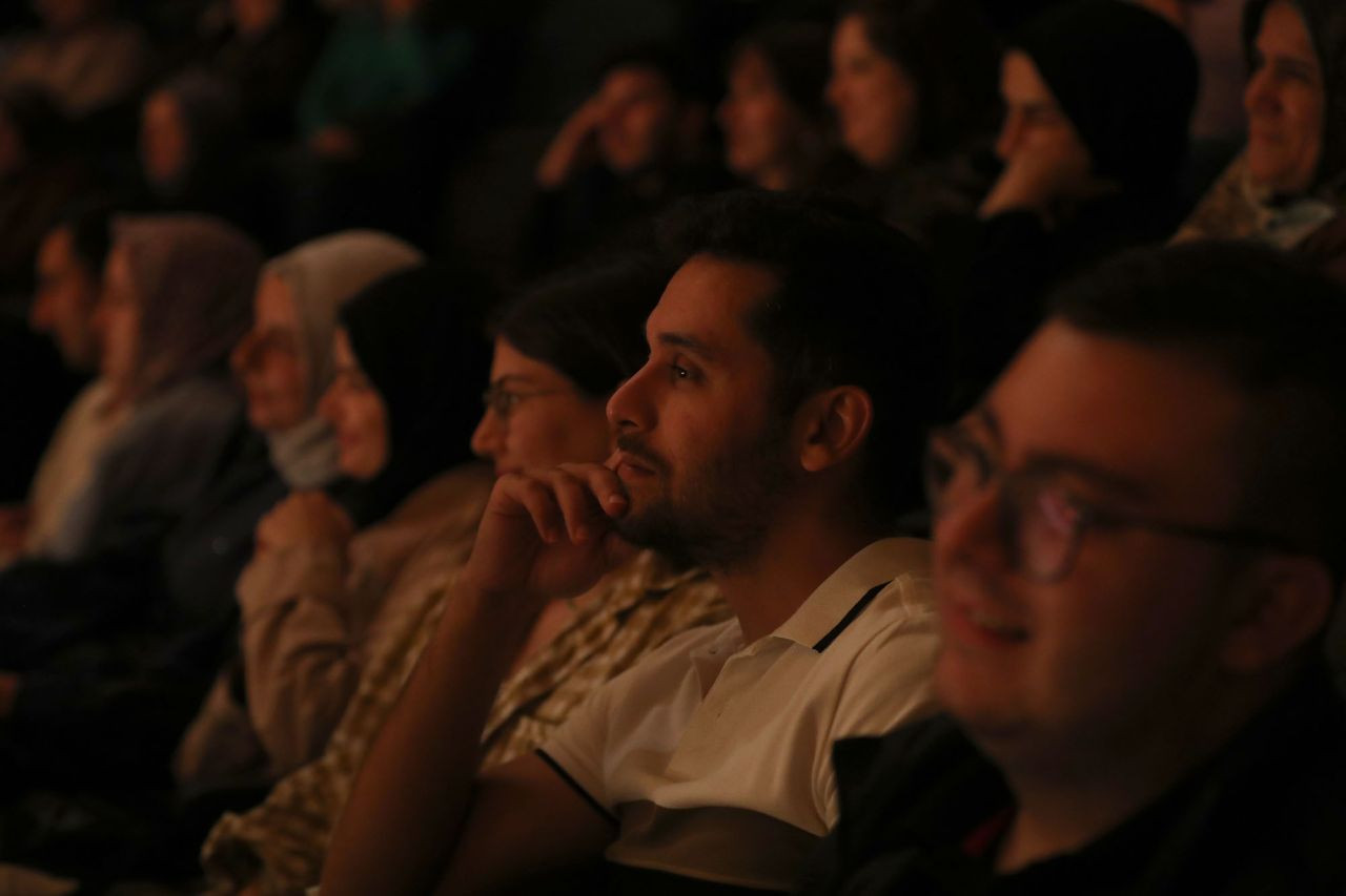 “Park Etmek Yasaktır” tiyatro oyunu sanatseverleri kahkahaya boğdu - Sayfa 4