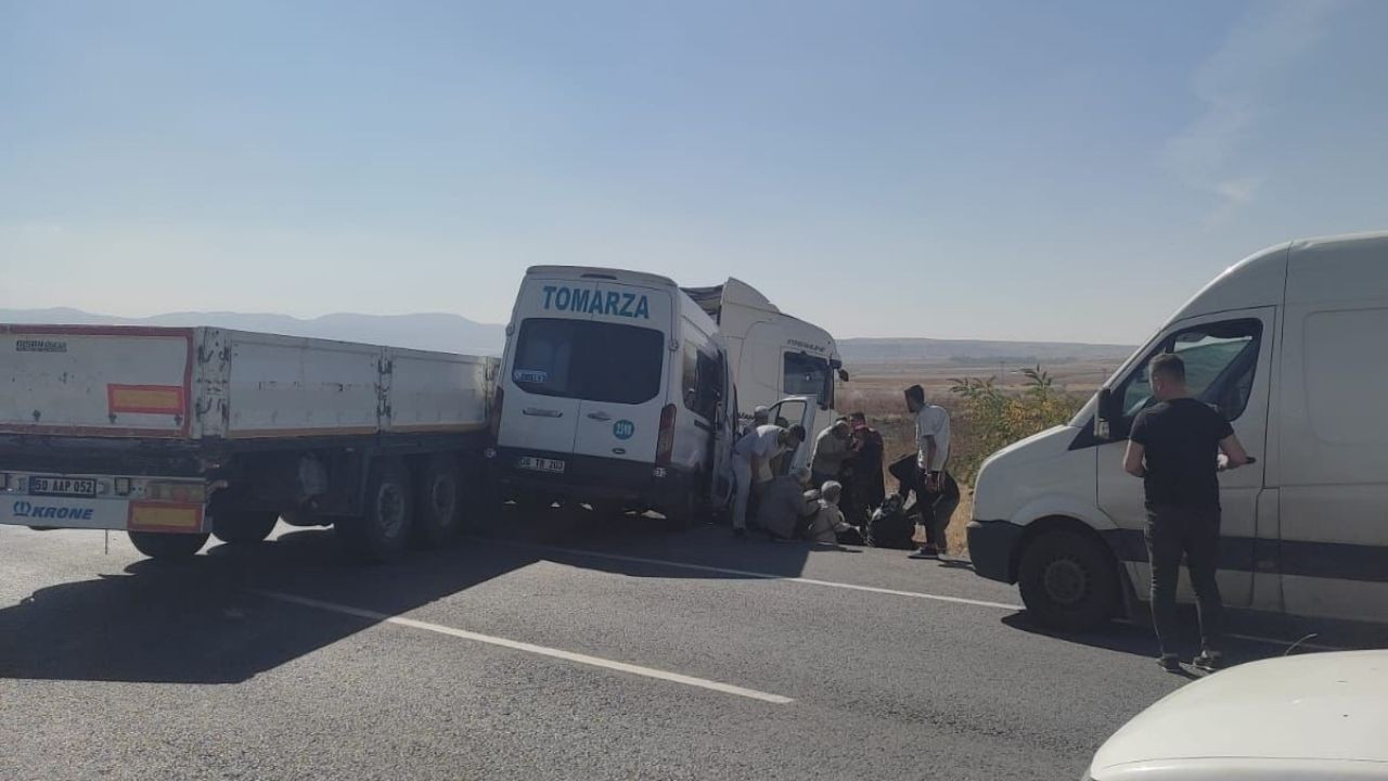 Kayseri'de kaza: Yolcu minibüsü tıra çarptı!