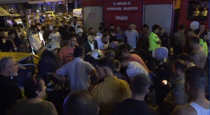 Antalya'da iki aracın çarpıştığı kazada ekipler saniyelerle yarıştı! - Sayfa 7