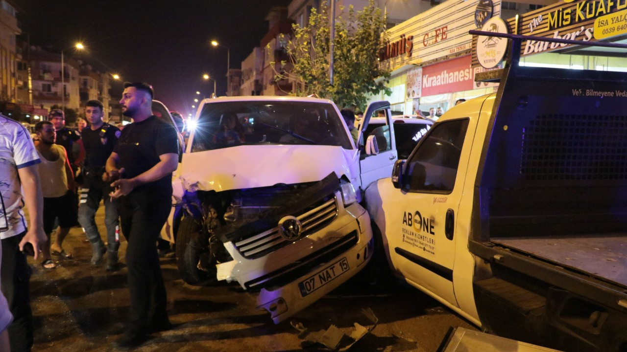 Antalya'da iki aracın çarpıştığı kazada ekipler saniyelerle yarıştı!