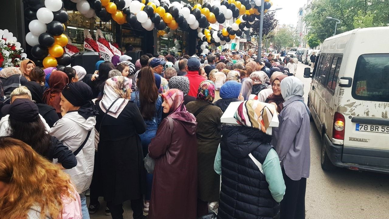 Mağaza Açılışında İndirim İzdihamı: Vatandaşlar Birbirini Ezdi - Sayfa 1