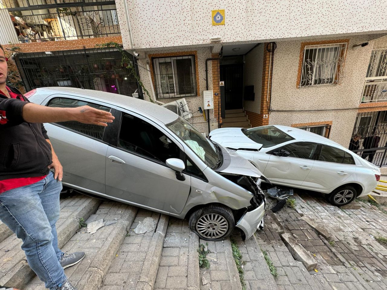 Alkollü Sürücü İzmir’de Sokağa Daldı: Ortalığı Birbirine Kattı - Sayfa 3