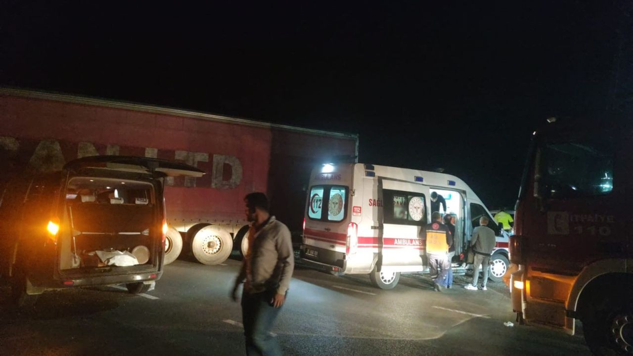 Aşkale'de Trafik Kazası: Tıra Çarpan Minibüs 4 Yaralıyla Sonuçlandı! - Sayfa 1