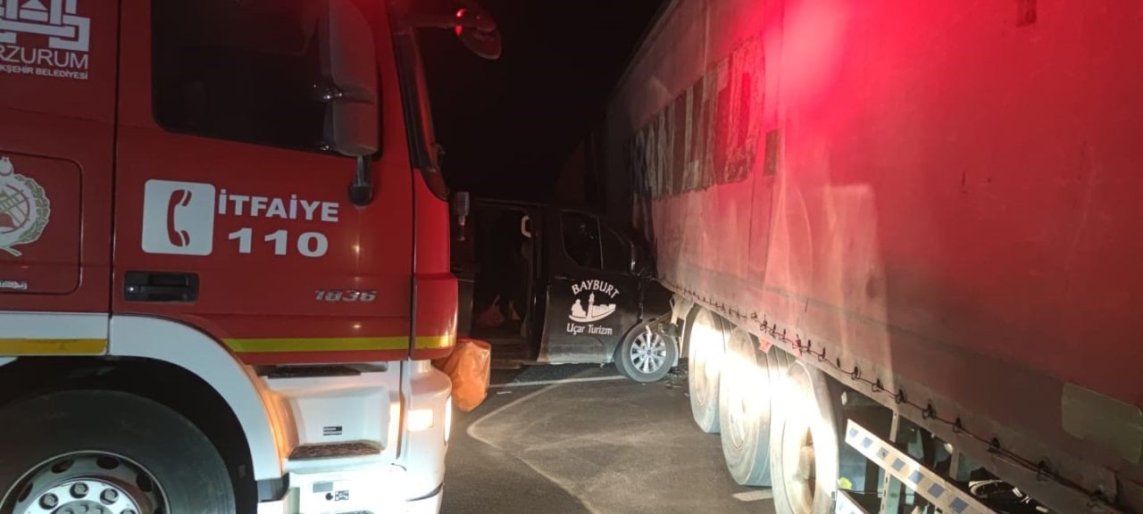 Aşkale'de Trafik Kazası: Tıra Çarpan Minibüs 4 Yaralıyla Sonuçlandı! - Sayfa 10