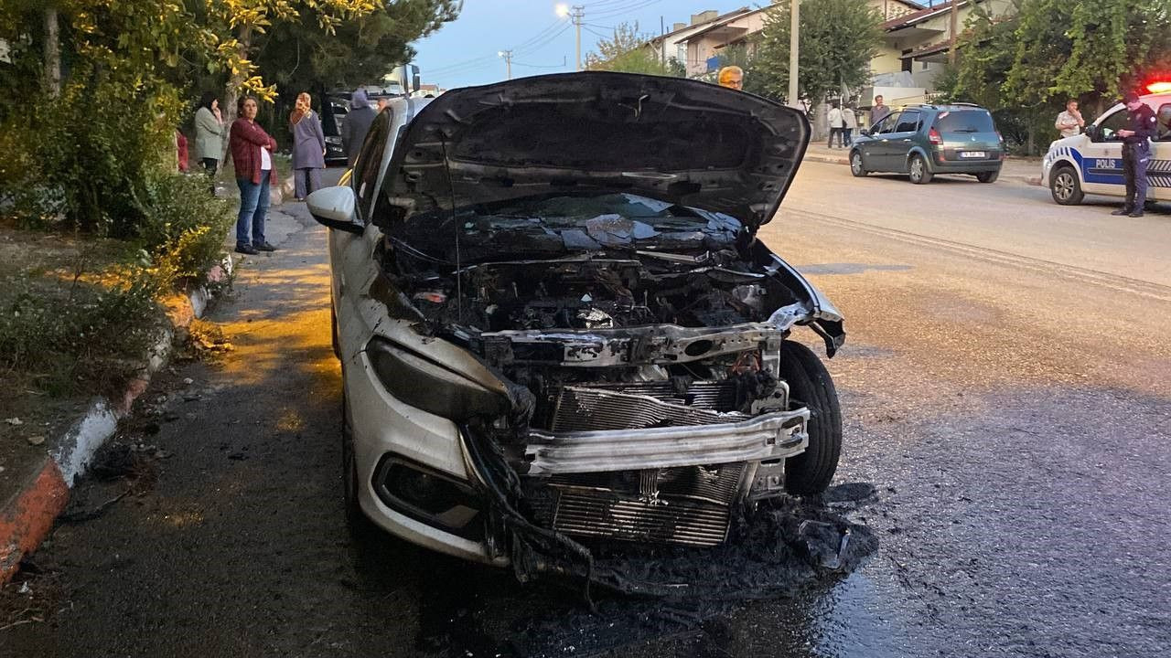 Park Halindeki Otomobil Alev Aldı, Ekipler Müdahale Etti - Sayfa 2