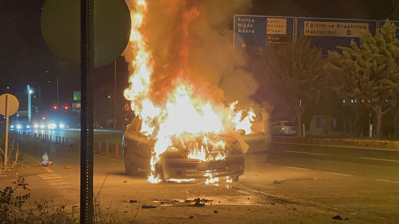 Otomobil Alev Alev Yandı, Sürücü Son Anda Kurtuldu - Sayfa 3