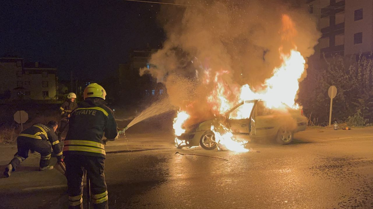 Otomobil Alev Alev Yandı, Sürücü Son Anda Kurtuldu - Sayfa 1