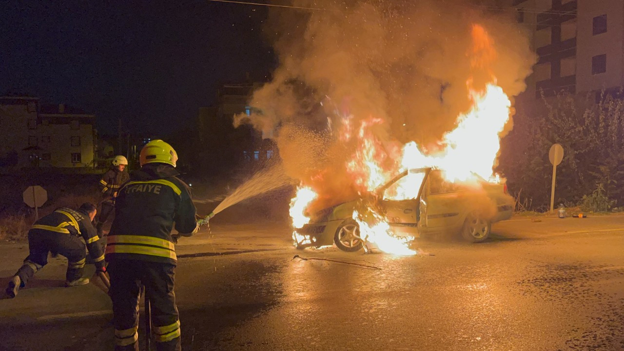 Otomobil Alev Alev Yandı, Sürücü Son Anda Kurtuldu