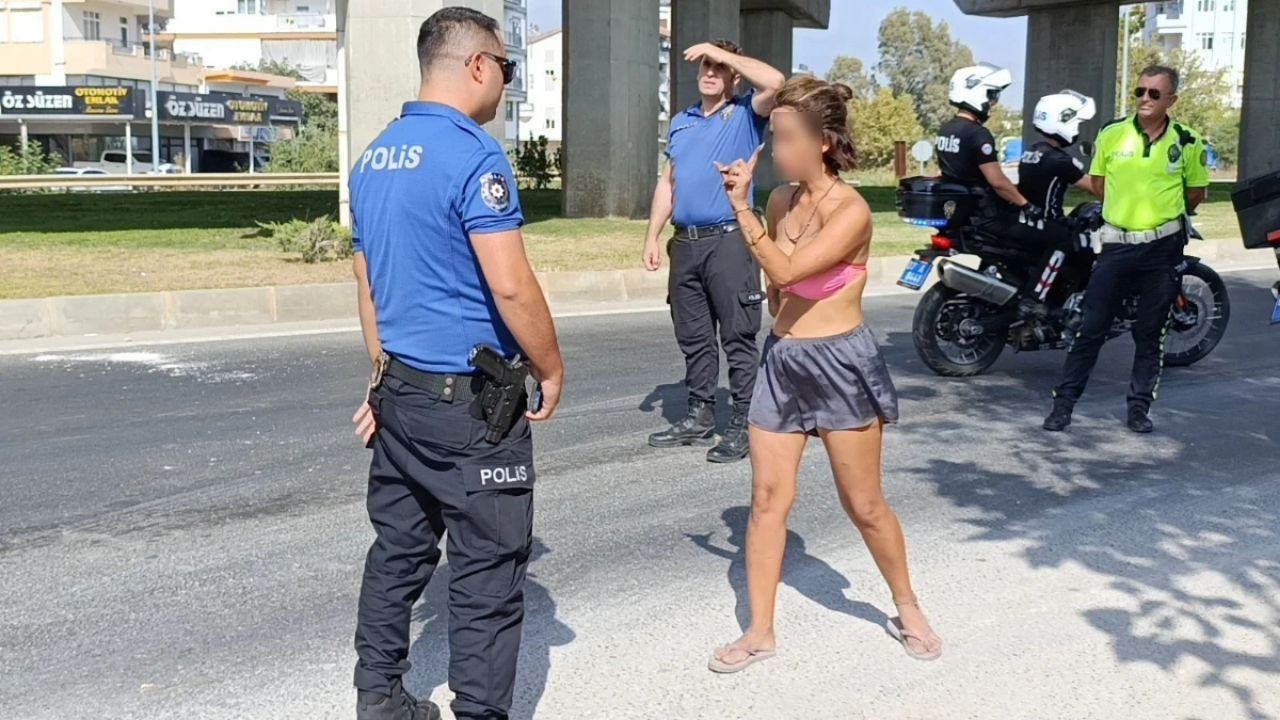 Bikinili kadın, polise zor anlar yaşattı! 'Niye giyineyim turistim ben' - Sayfa 1